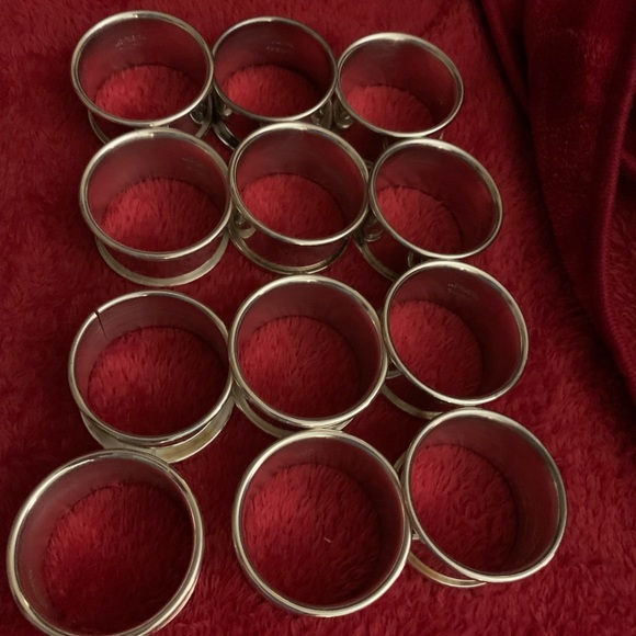 12 Elegance Napkins and 12 Silver plated Napkin Rings - Picture 7 of 7